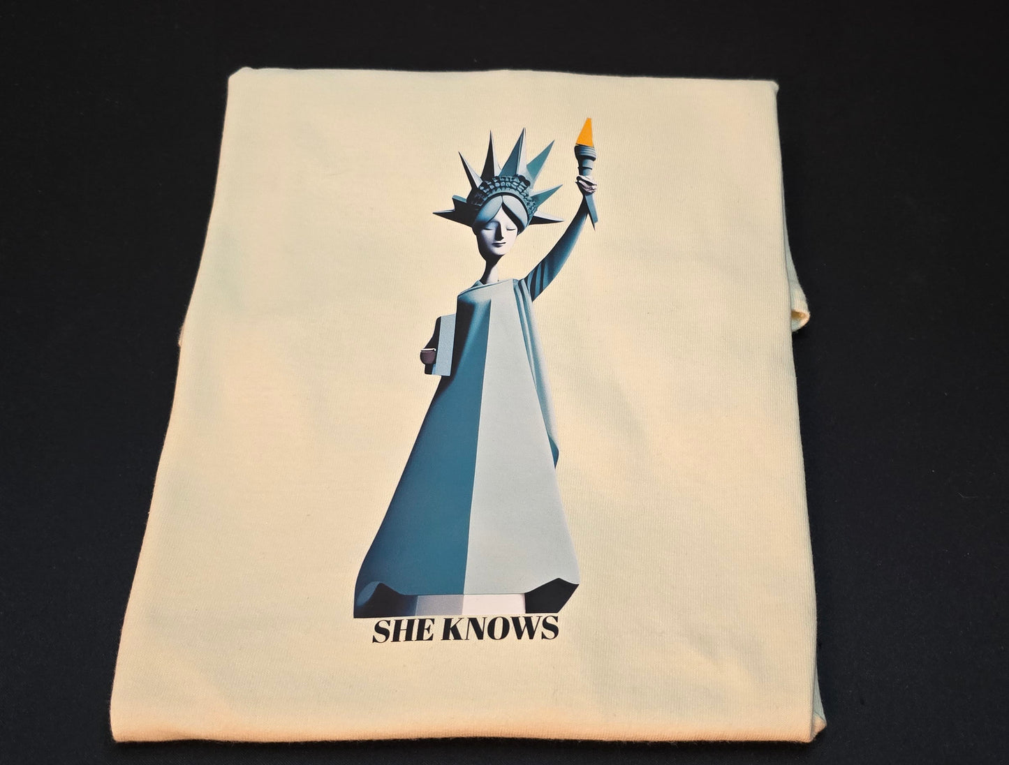 Short sleeve T-shirt "She knows"