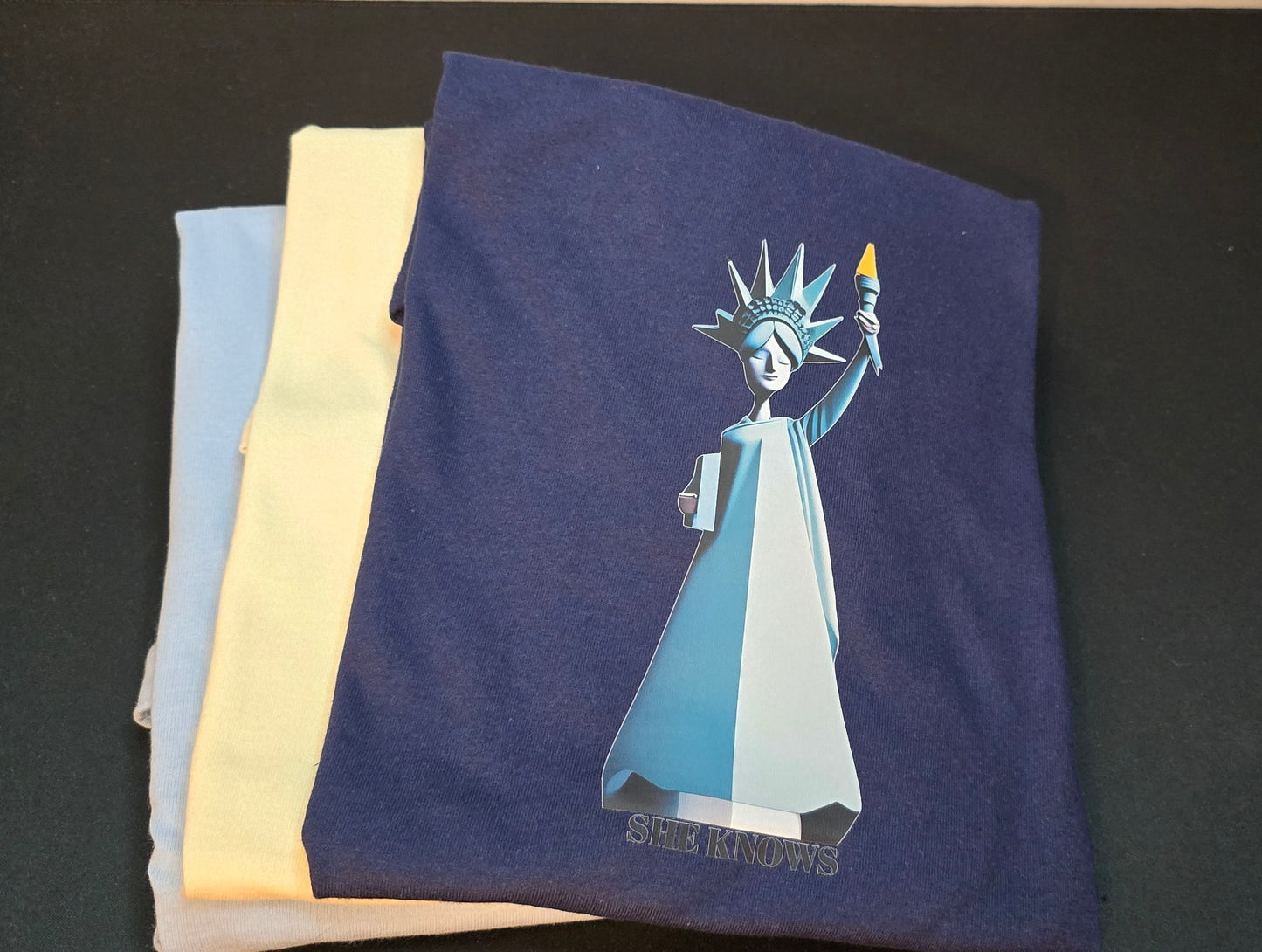 Short sleeve T-shirt "She knows"