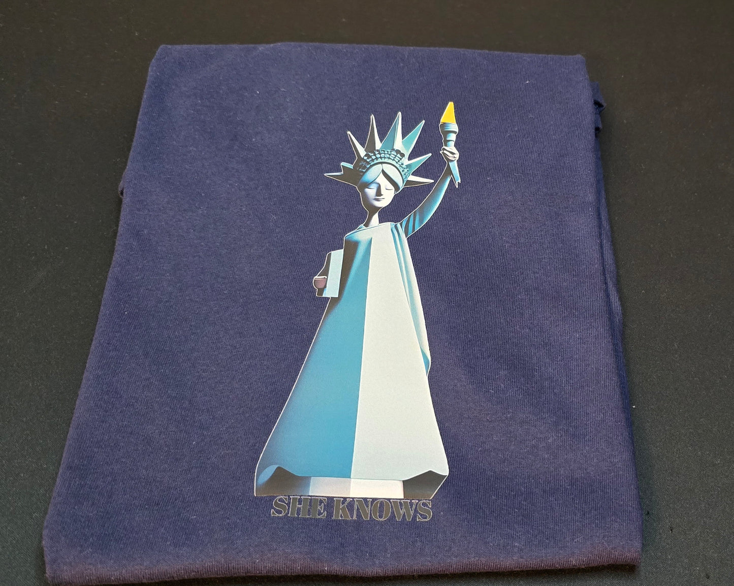 Short sleeve T-shirt "She knows"